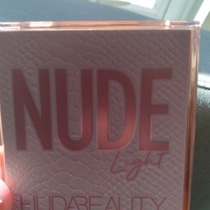 Huda Beauty eyeshadow pallette Nude Light